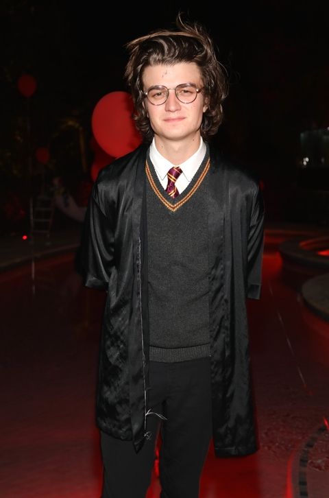 Podría ser un clon de Harry Potter que se ha pasado con el 'brushing' capilar. El parecido del prota de “Stranger Things” con Harry es totalmente mágico.