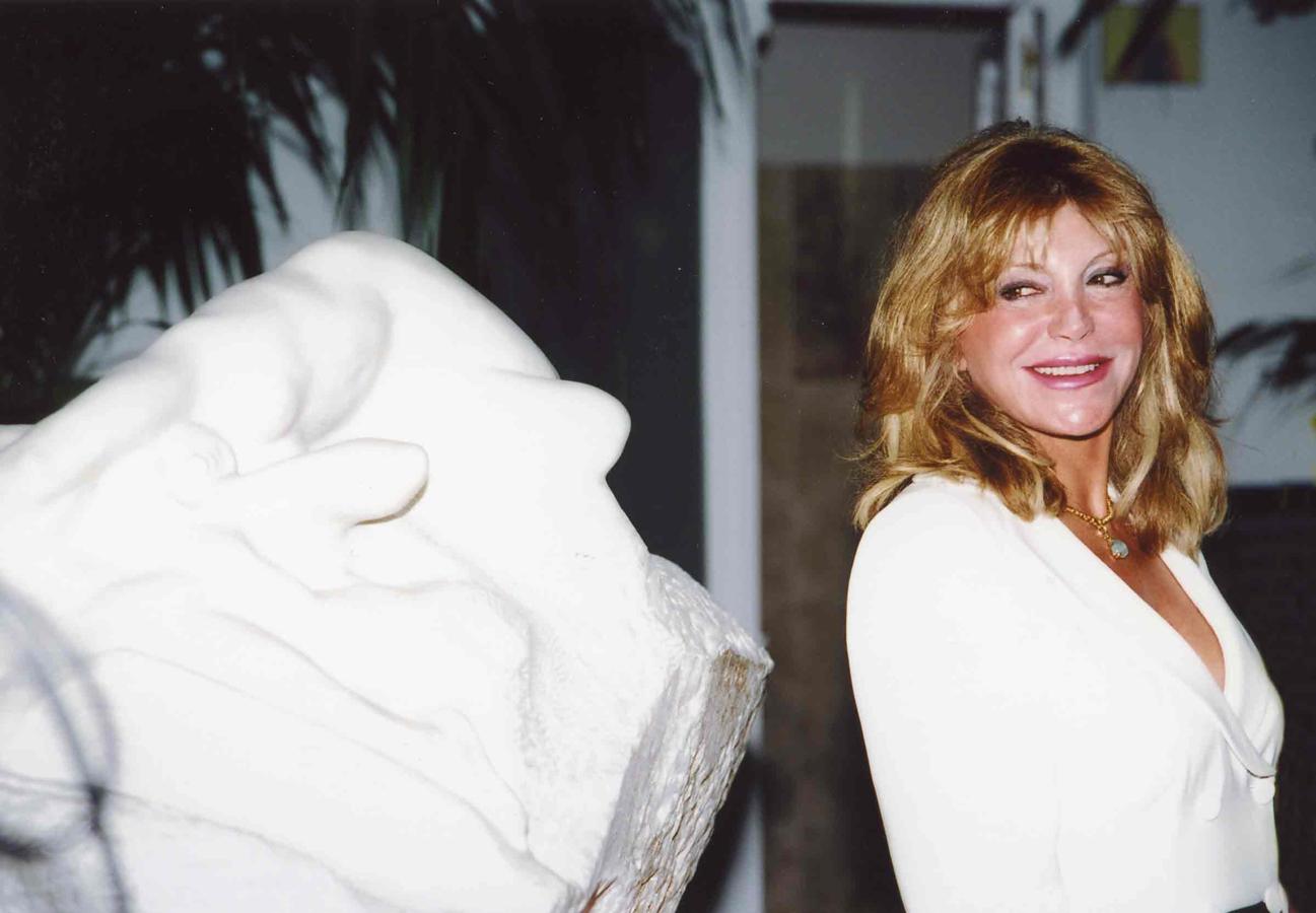 La baronesa Thyssen posa junto a una escultura de Rodin.