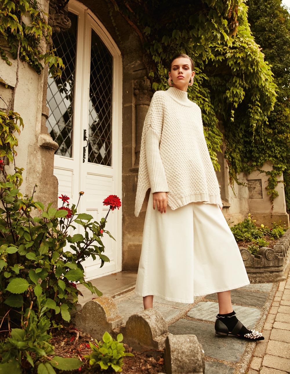 Jersey oversize de Adolfo Domínguez con pantalón de MM6. Pendientes de Zara, calcetines de Calzedonia y zapatos de Max & Co.