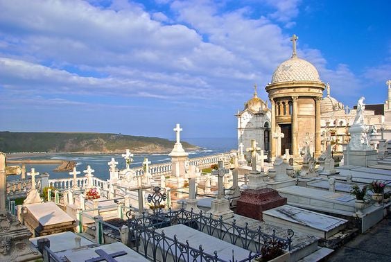 Se encuentra situado junto a la costa asturiana, por lo que sus vistas son impresionantes. Solo el golpe de las olas chocando contra las rocas puede romper la tranquilidad que se respira por los cuatro costados