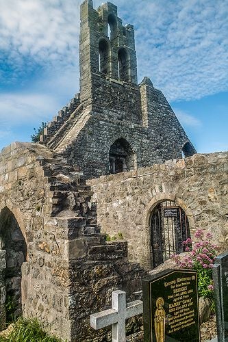 Se encuentra en un pueblo de pescadores de Dublín, donde el viento y el cielo gris son siempre los protagonistas. Sus bonitas vistas al mar y los miles de regalos que se amontonan encima de las tumbas le hacen ser uno de los cementerios más bonitos de Europa.