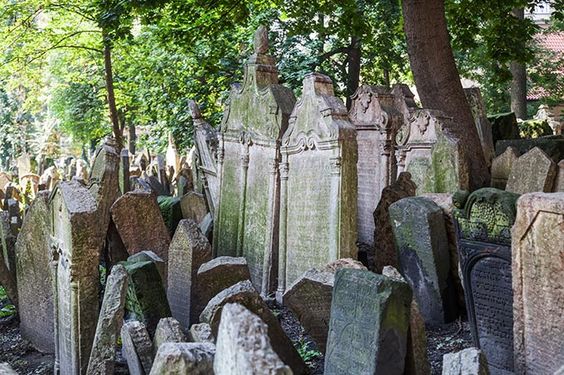 Es un cementerio muy diferente a los demás porque las lápidas se amontonan unas encima de otras, lo que provoca un auténtico 'overbooking'. Es muy curioso porque no se sabe cuántas personas hay enterradas ahí, ya que los judíos no pueden destruir tumbas y cuando se quedaron sin espacio, empezaron a enterrar encima de lo existente.
