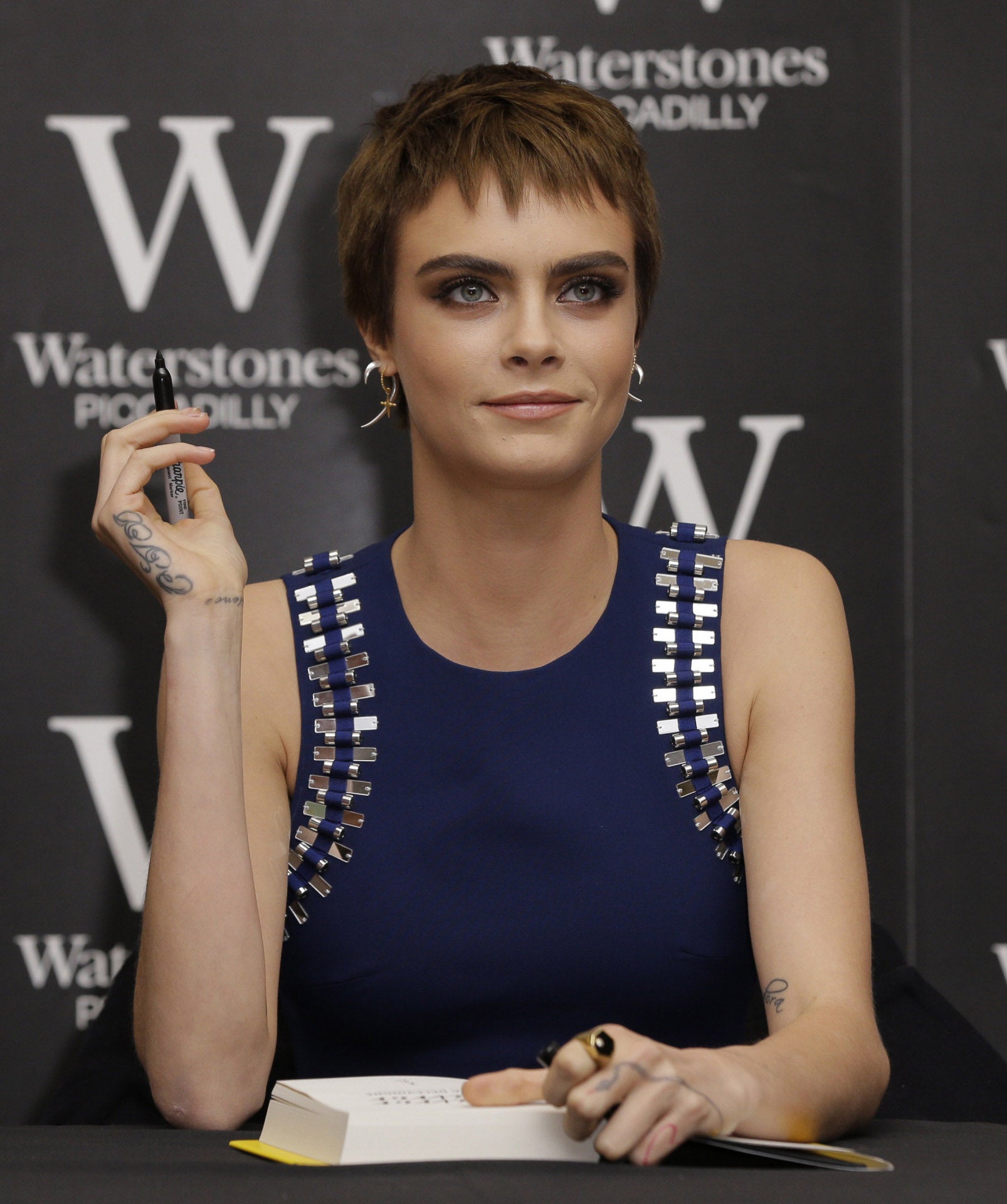 La actriz y modelo Cara Delevingne cambió el rubio platino por el castaño root beer.