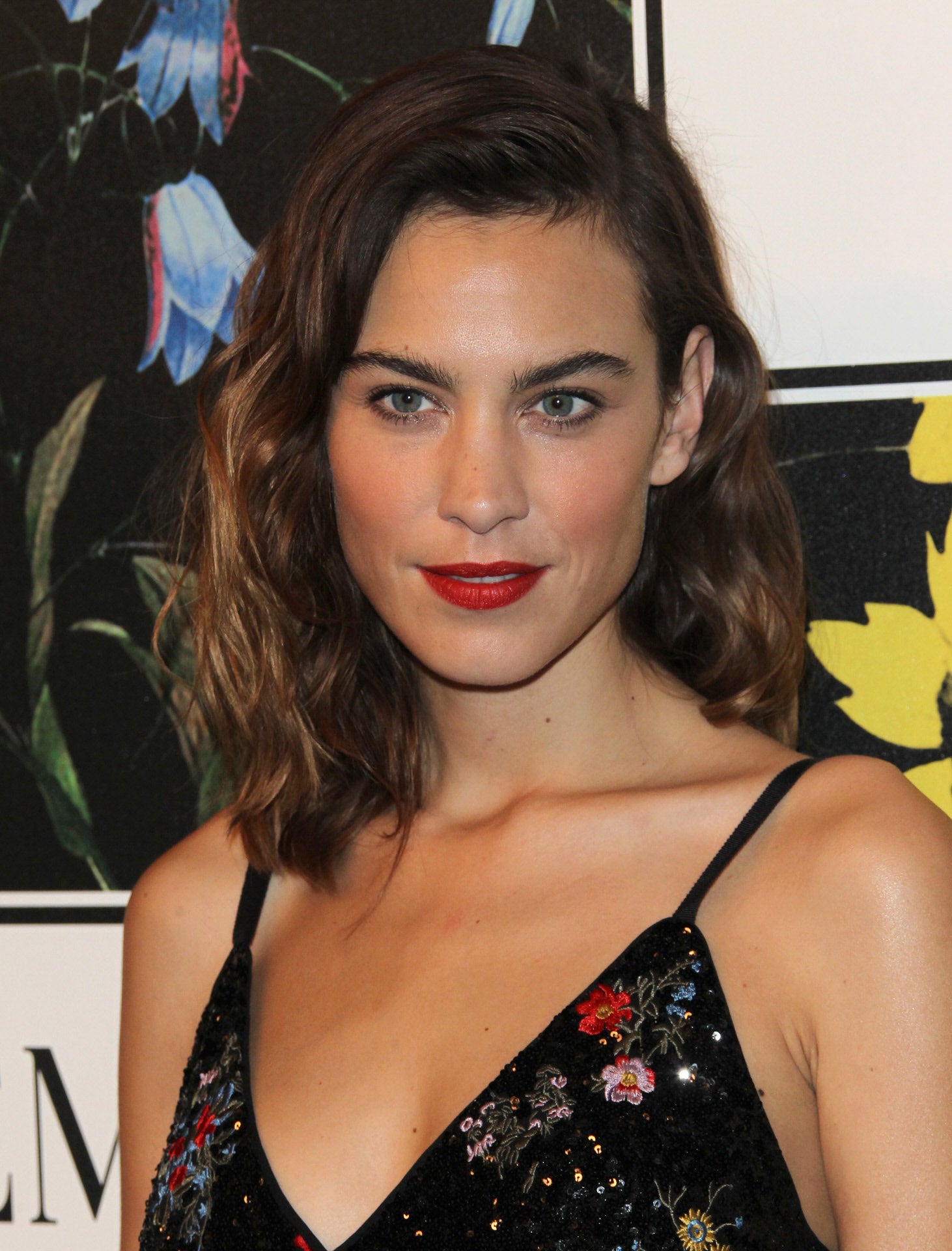 La diseñadora y bloguera Alexa Chung triunfa con su pelo castaño oscuro matizado con mechas rubias.