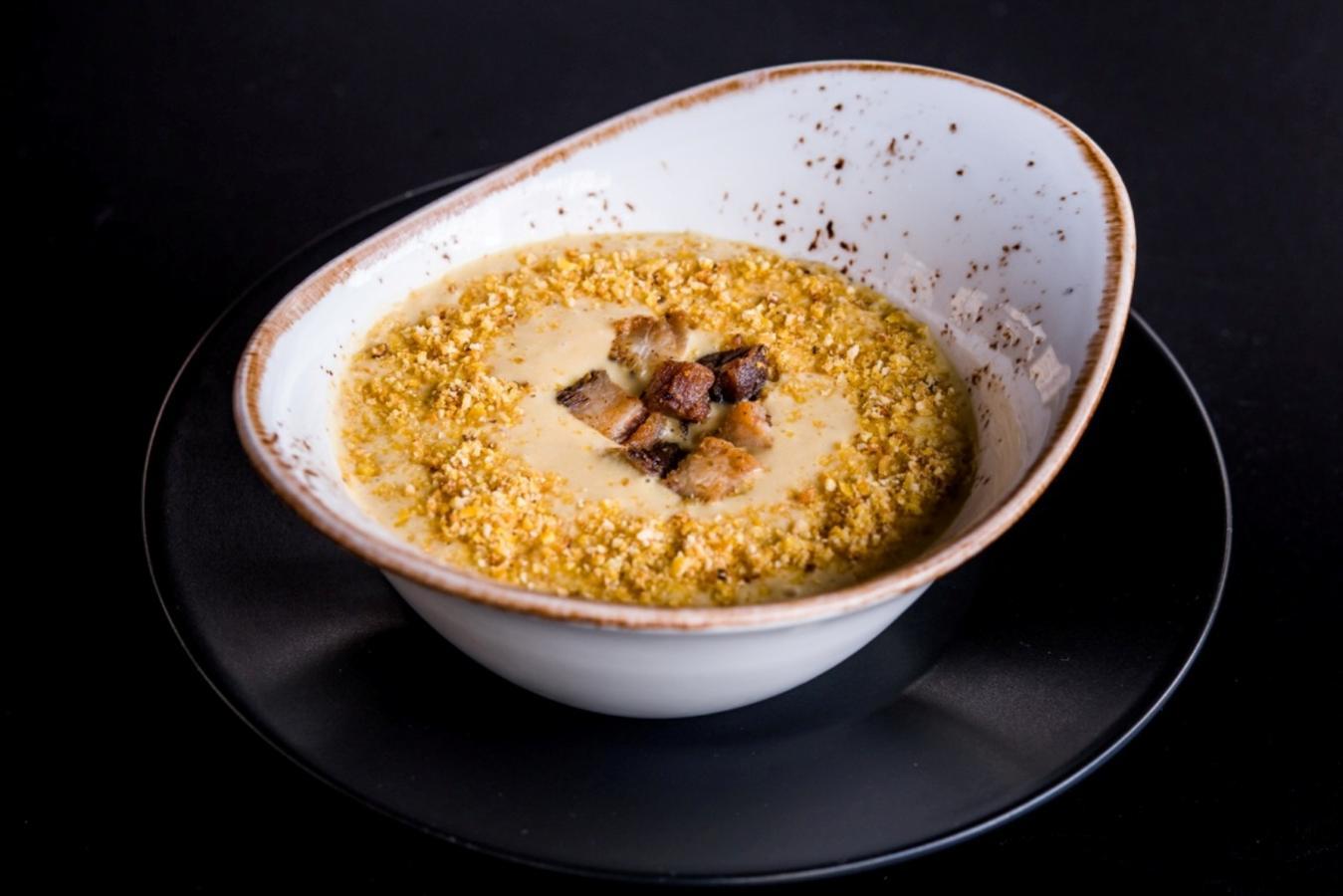 Contundente, perfecta para entrar en calor en un día de invierno y absolutamente deliciosa. Pruébala con torreznos y polvo de kikos en Comala ¿Dónde? Plaza de la Lealtad, 3, Madrid.