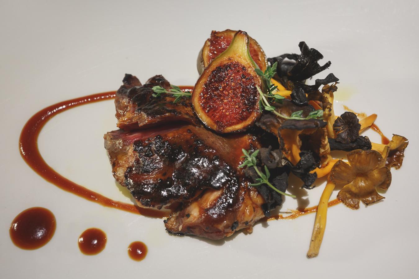 En Platea (Calle Goya, 5-7, Madrid) nos ofrecen una reinvención de esta tradición con un delicioso solomillo de ciervo con higos braseados, angula de monte y trompeta de los muertos.