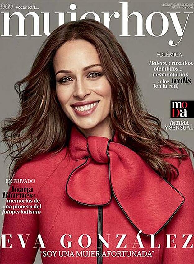 La presentadora Eva González, embajadora de Elvive de L'Oreal París, con look de Emporio Armani.