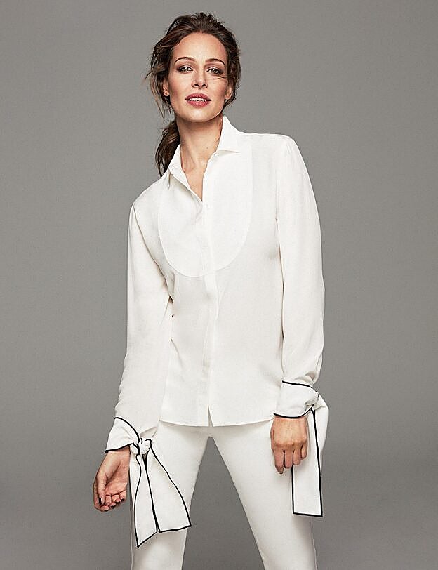 La presentadora viste camisa y pantalón de Emporio Armani.