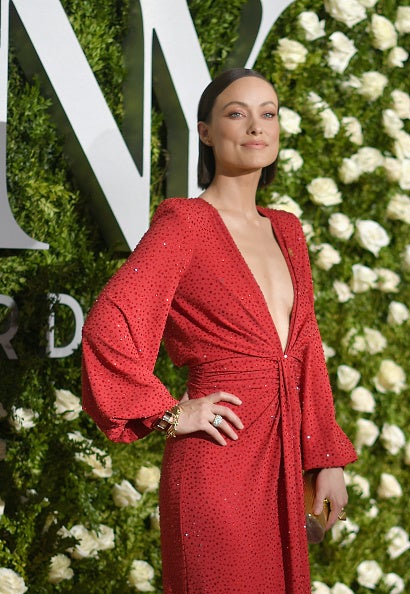 Este espectacular vestido rojo pasión le queda de muerte a Olivia Wilde, pero no solo éste, tenemos la teoría de que a la actriz, madre de una hija y un hijo, le queda todo bien, por eso no podía faltar en la lista de las mamás famosas más sexys.