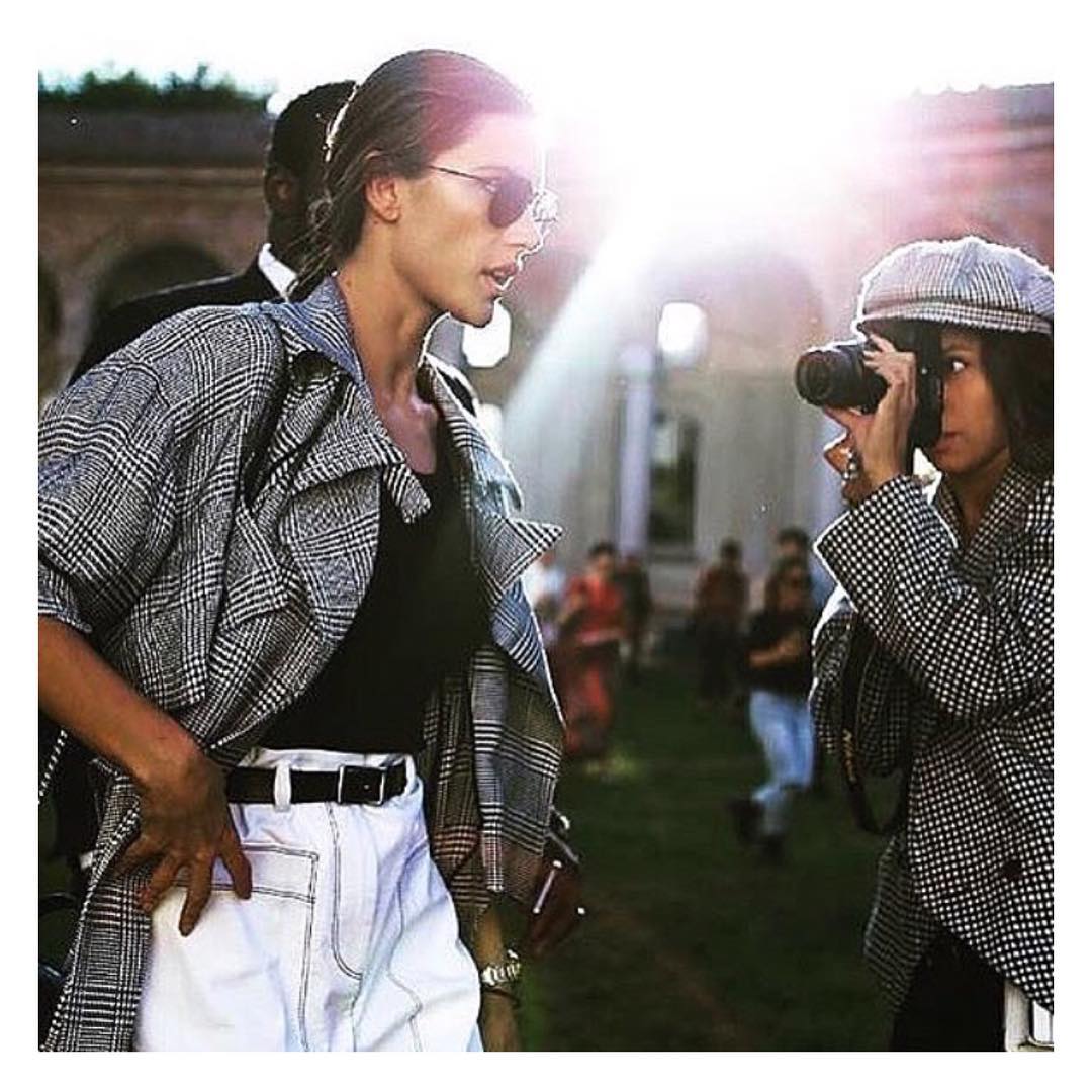 Más informal, aunque igualmente elegante, fue el trench de Alessandra Ambrosio en la Semana de la Moda de París. La prenda está a la venta en Net a porter por 2250 euros.