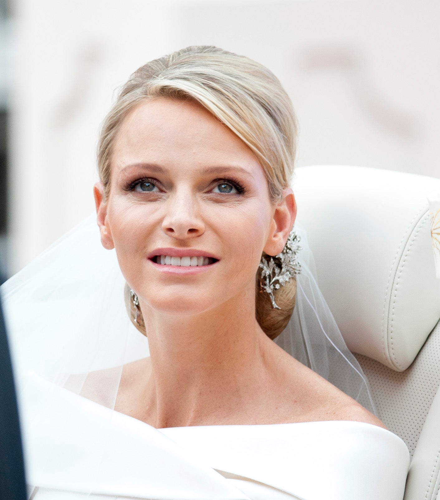 Charlene Wittstock contraía matrimonio con el príncipe Alberto de Mónaco el 2 de julio de 2011 y así lucía en ese momento. Además de algunos retoques estéticos, la princesa también lucía fundas en los dientes.