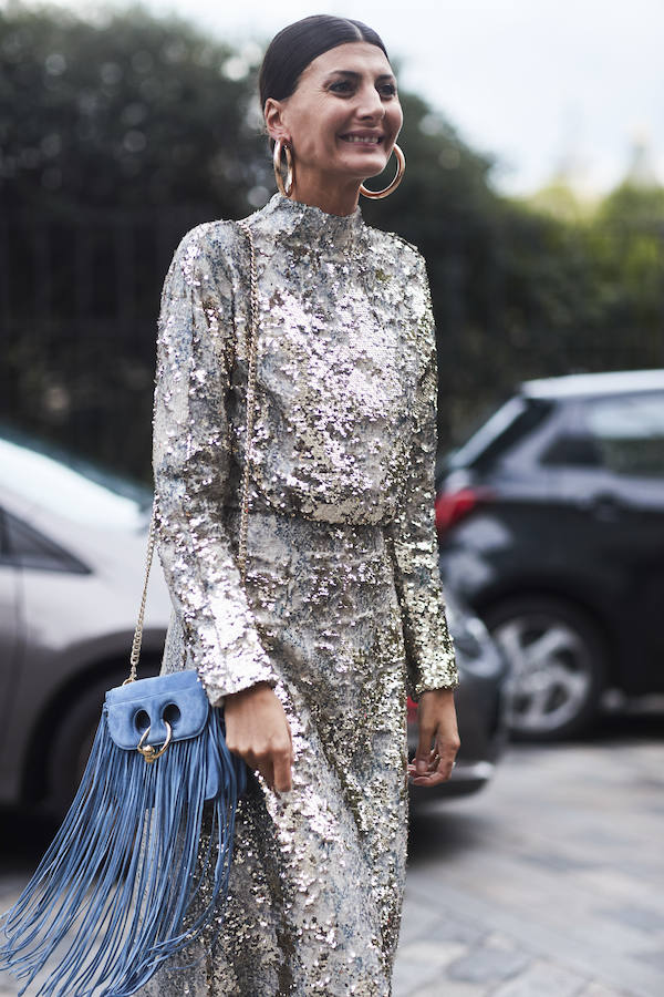 Giovanna Battaglia se decanta por unos aros dorados.