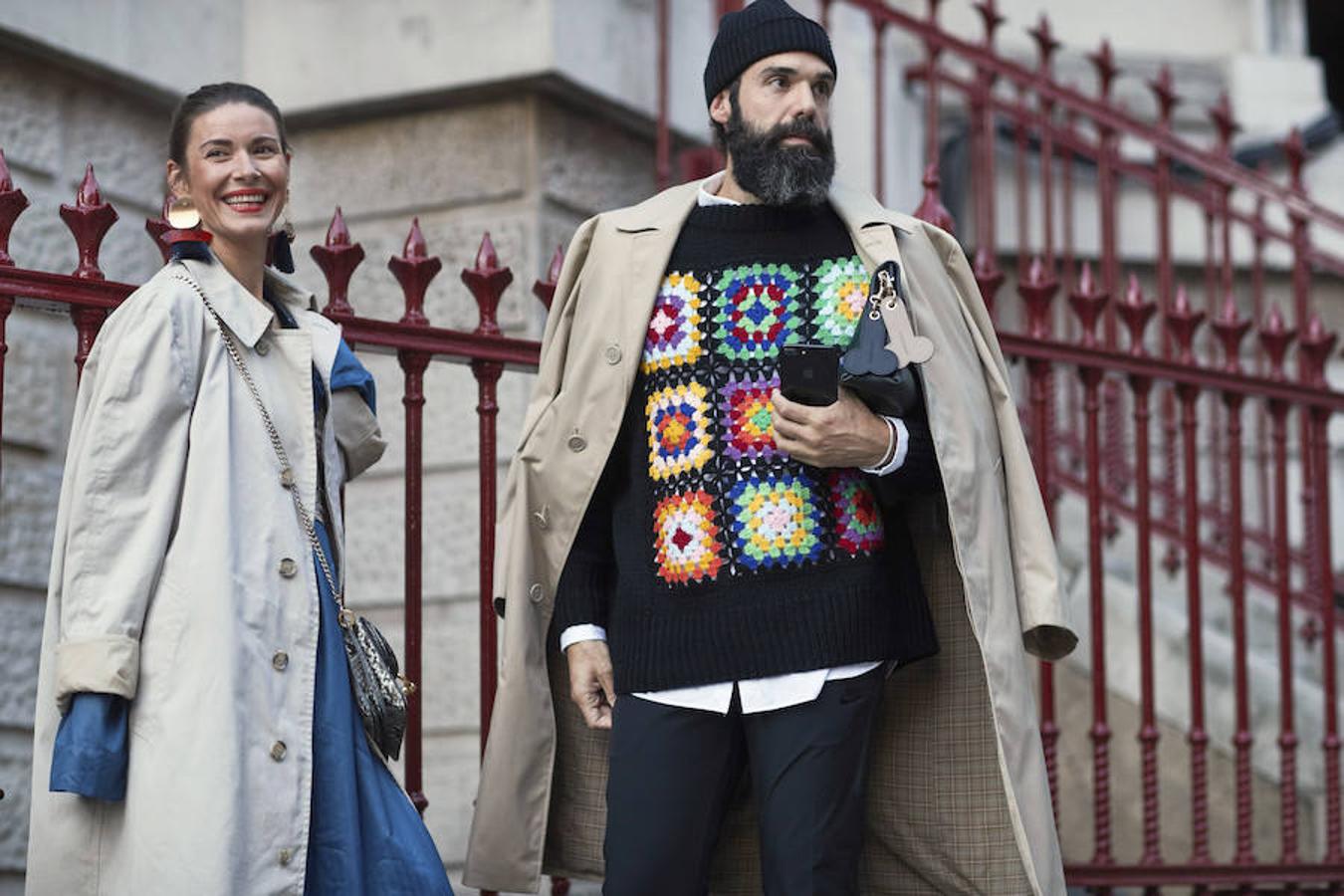 Con flecos negros y esfera dorada, sofisticados y combinables.