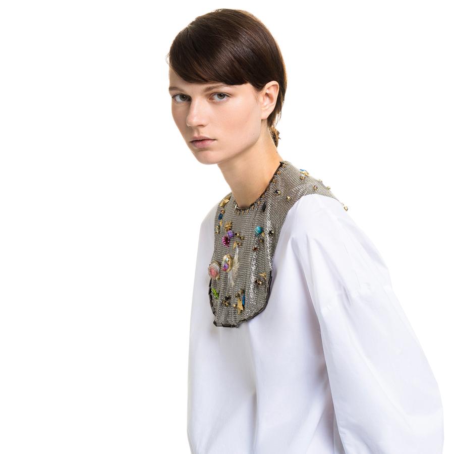 Collar tipo babero con abalorios de Bimba y Lola. Precio sin descuento: 150 euros.