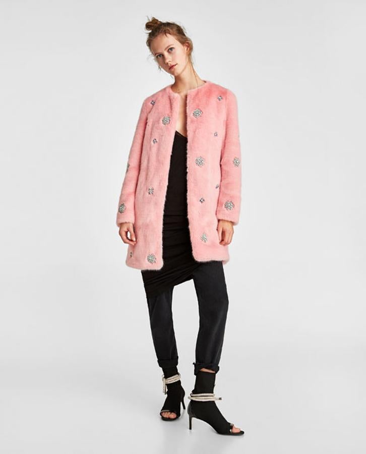 Abrigo de pelo con detalles joya de Zara. Precio sin rebajar: 79,95 euros.
