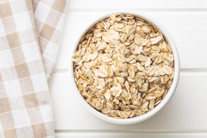 Tomar avena dos o tres horas antes de ir a dormir puede ayudar a relajar el cuerpo y a conciliar el sueño, ya que estimula la producción de melatonina.