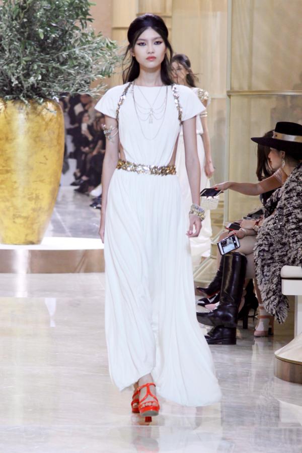 De nuevo, la estética de inspiración helénica como protagonista.