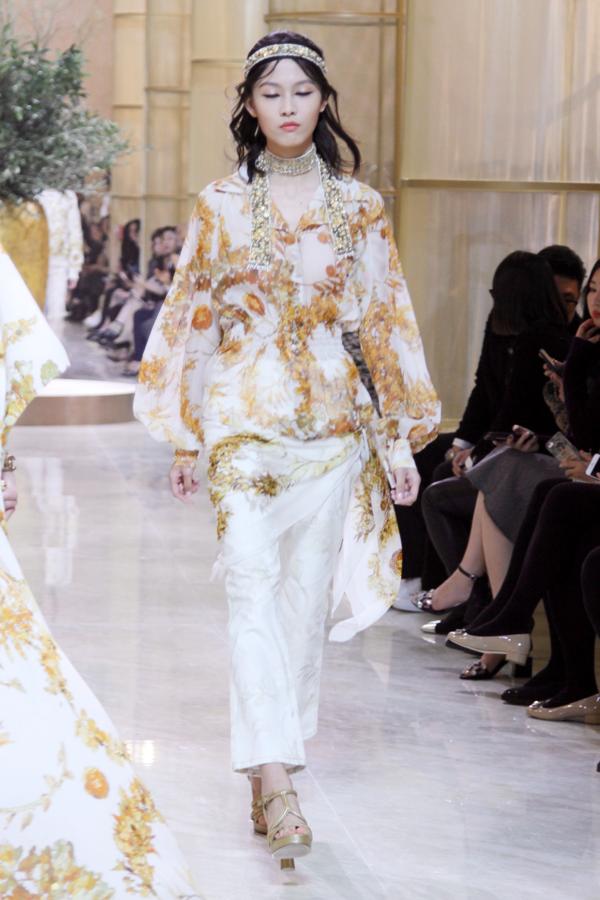 Inspiración oriental en tejidos, siluetas y estampados.