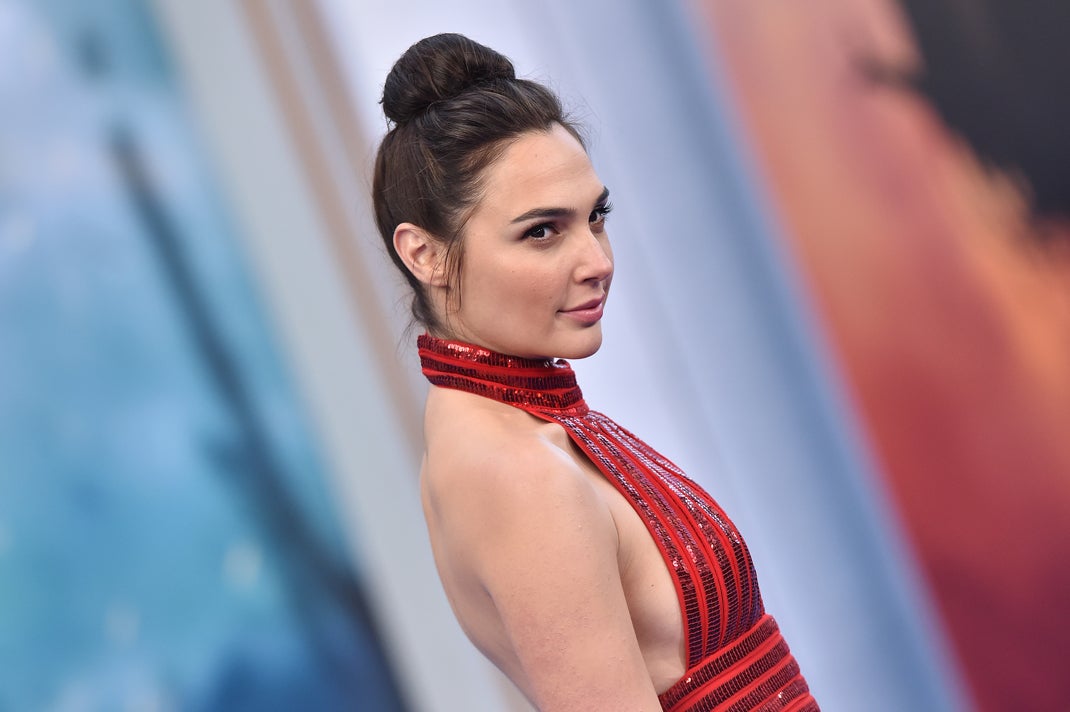 La actriz Gal Gadot lució este precioso escote a la espalda durante la premier de Wonder Woman en 2017.