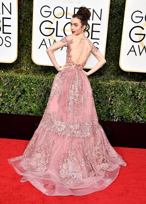 Lily Collins lució este vestidazo de Zuhair Murad durante los Globos de Oro de 2017. Su escote a la espalda le queda espectacular.