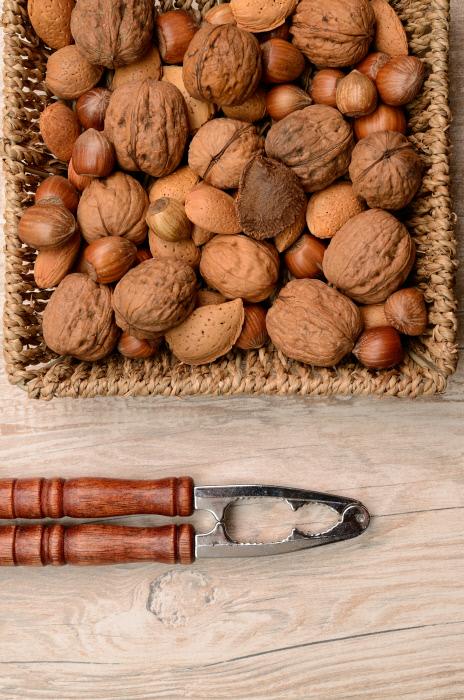 Las nueces son ricas en melatonina como las cerezas, lo que mejora el descanso, además son beneficiosas para cerebro y corazón.