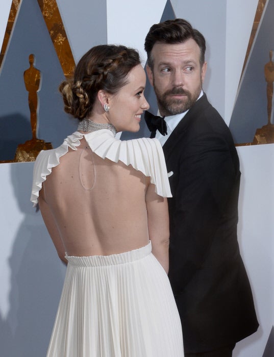 El escote de espalda de Olivia Wilde se lleva el premio al más original, a pesar de la sencillez de su tejido y su color. ¡Le queda muy sexy!