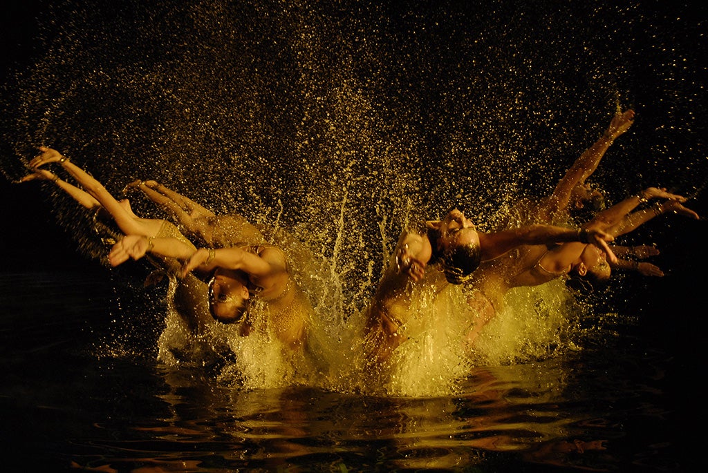 Por motivo de los JJOO de Pekín, el equipo de Natación sincronizada ponen brillo al spot.