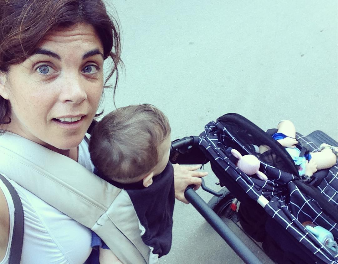 Aunque ha sido duramente criticada por sus declaraciones sobre la maternidad, Samanta es una mami que comparte en las redes su vida y la de sus mellizos.