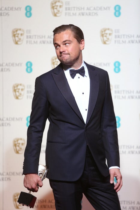 Si hablamos de estilo, tenemos que hablar de cómo le sienta el esmoquin a Leo. ¡Impresionante!