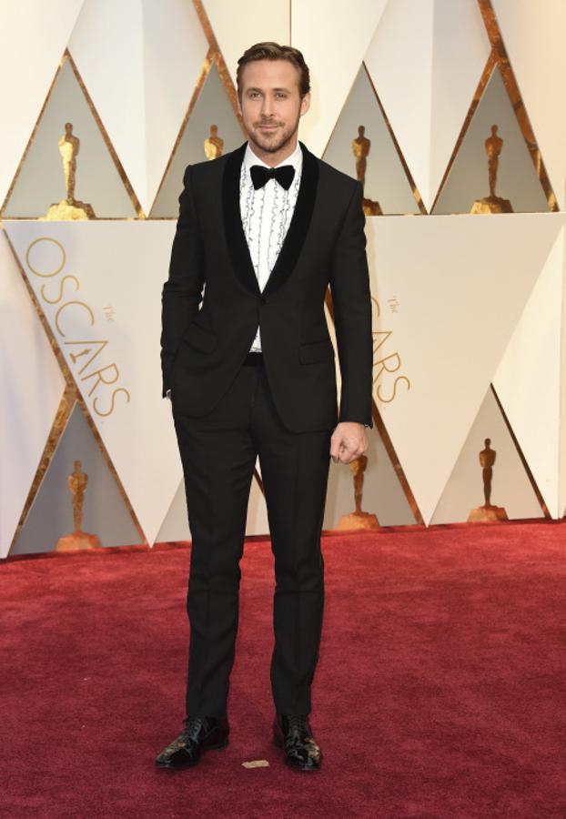 Como también nos enamora cuando se pone el esmoquin y se atreve a combinarlo con una camisa de chorreras que, encima, le sienta bien.