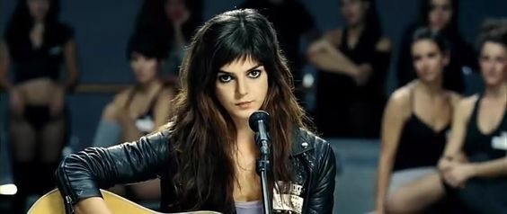 Clara Lago es una de las actrices españolas que hemos escuchado cantar gracias a su papel en alguna serie o película. en este caso se pone en la piel de Gin y canta una bonita canciñon llamada 'La cama'.