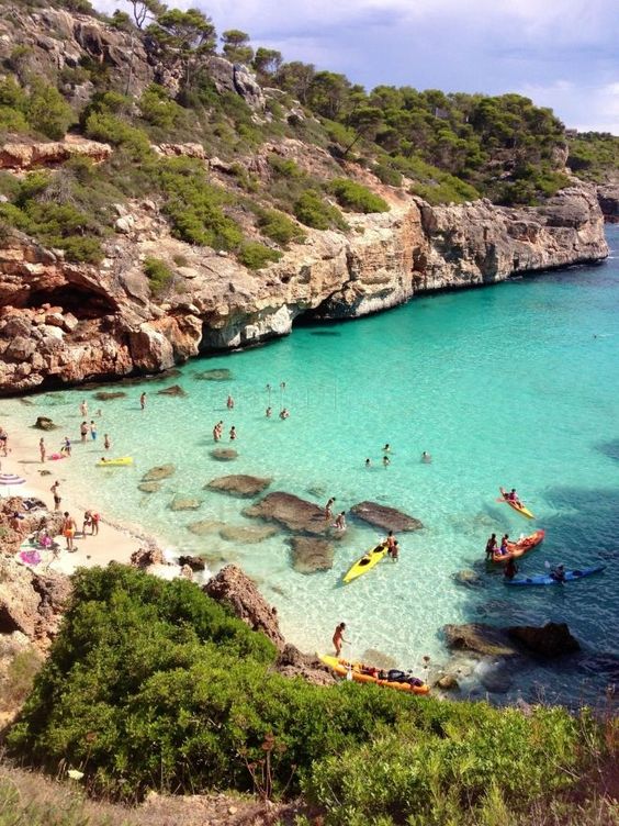 Aunque sea conocida por sus interminables fiestas en verano, Ibiza es un destino ideal también para descubrir en otras estaciones del año. Ir allí sin acompañante te hará abrirte a las millones de personas que cada año lo visitan por distintas razones: trabajo, fiestas, descanso, playas paradisiacas...