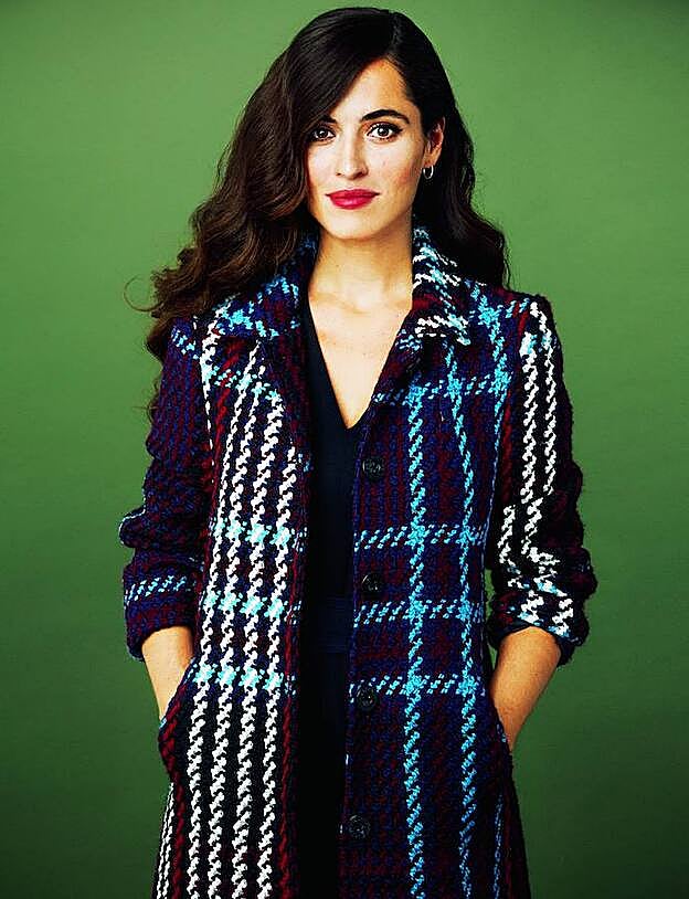 Silvia Pérez Cruz lleva abrigo de Desigual sobre un mono de Sportmax.