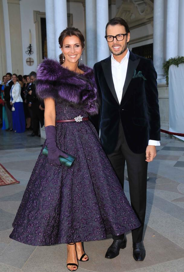 La pareja brilló con por su elegancia en la boda de Yeyes Manzanares.