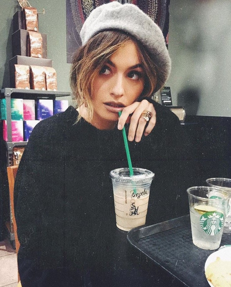 Más conocida como Madame de Rosa, lleva una boina gris con jersey ancho oscuro.