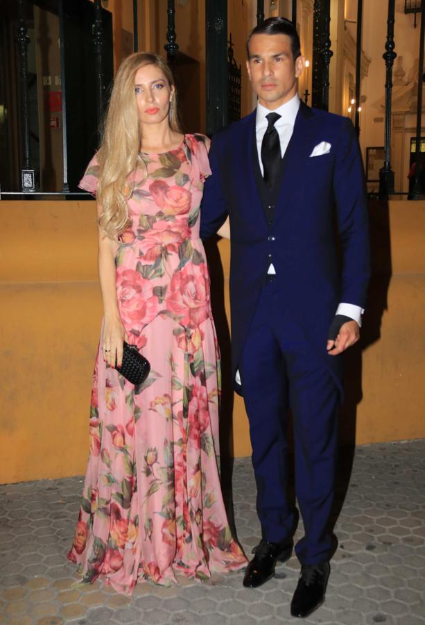 La mujer del padrino eligió un vestido de flores.