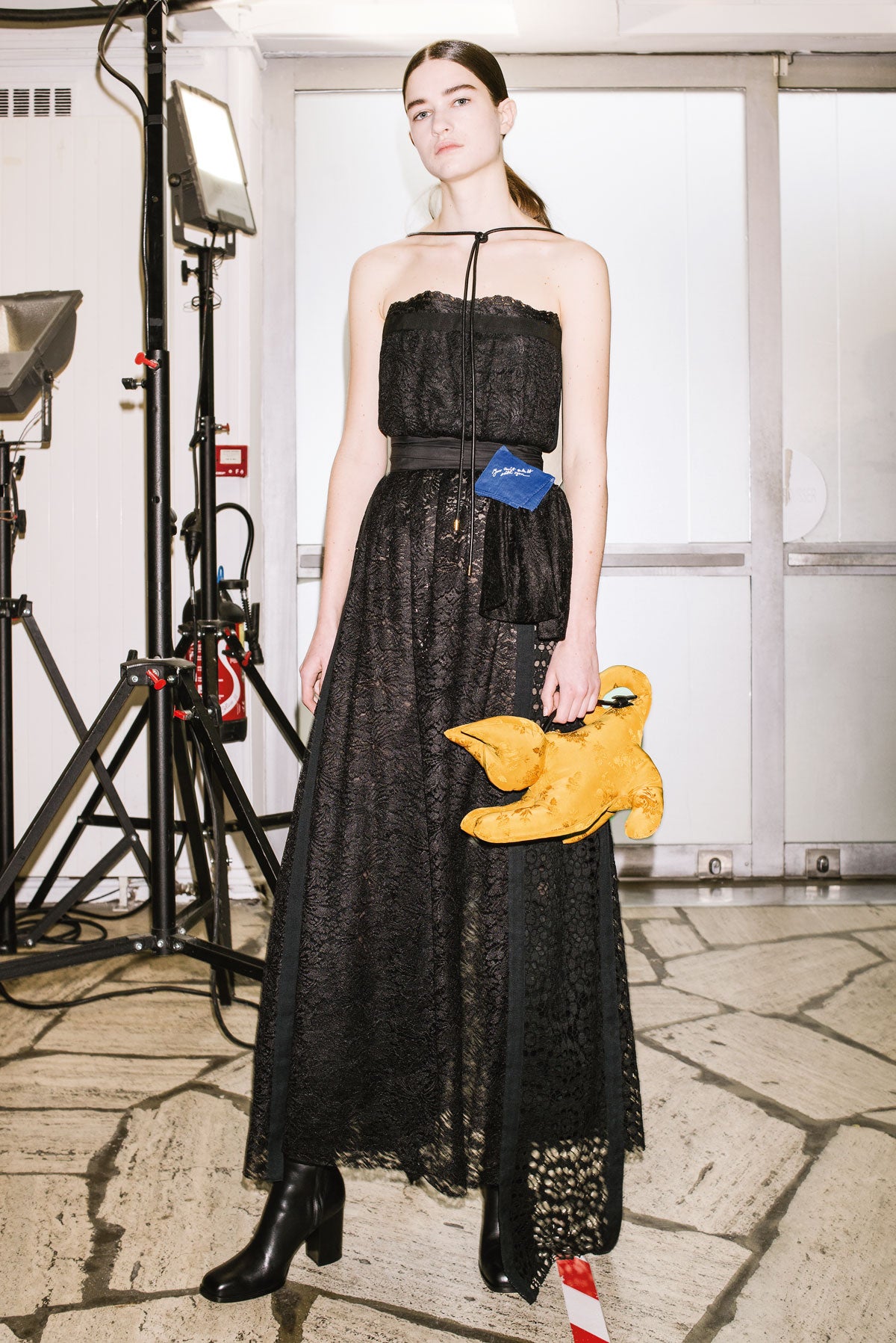 Cuando hace varias temporadas Loewe presentó su bolso con forma de elefante, muchos anticipaban su extinción... Pero nada más lejos de la realidad: desde entonces, los animales se han convertido en motivos habituales en las colecciones de bolsos de muchas firmas. Jonathan Anderson, el director creativo de Loewe, vuelve con un elegante gato de seda, mientras otros se decantan por rinocerontes o dinosaurios.