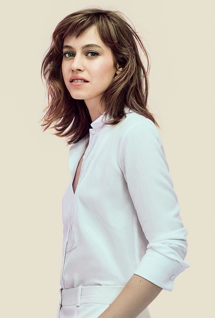 La actriz francesa Lou de Laâge (una de las protagonistas de Las inocentes, por la que recibió el premio Romy Schneider en 2016) será la nueva imagen de la fragancia Very Irrésistible de Givenchy, el aroma más icónico de la firma.