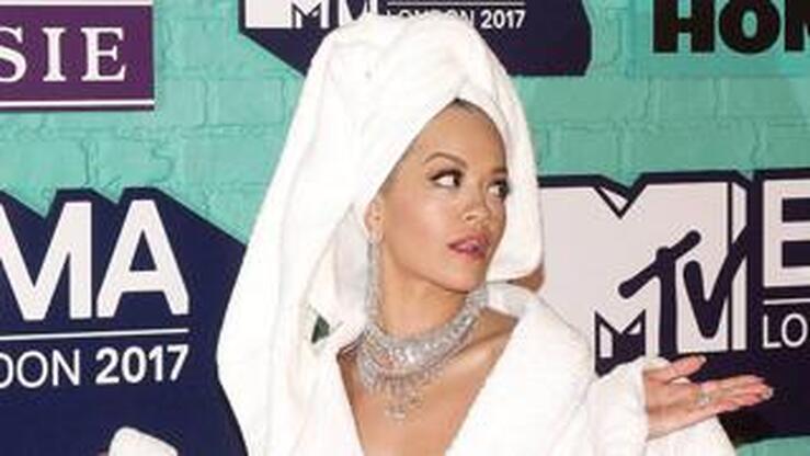 Fotos: Rita Ora deslumbra con un albornoz de Palomo Spain en los MTV EMA's