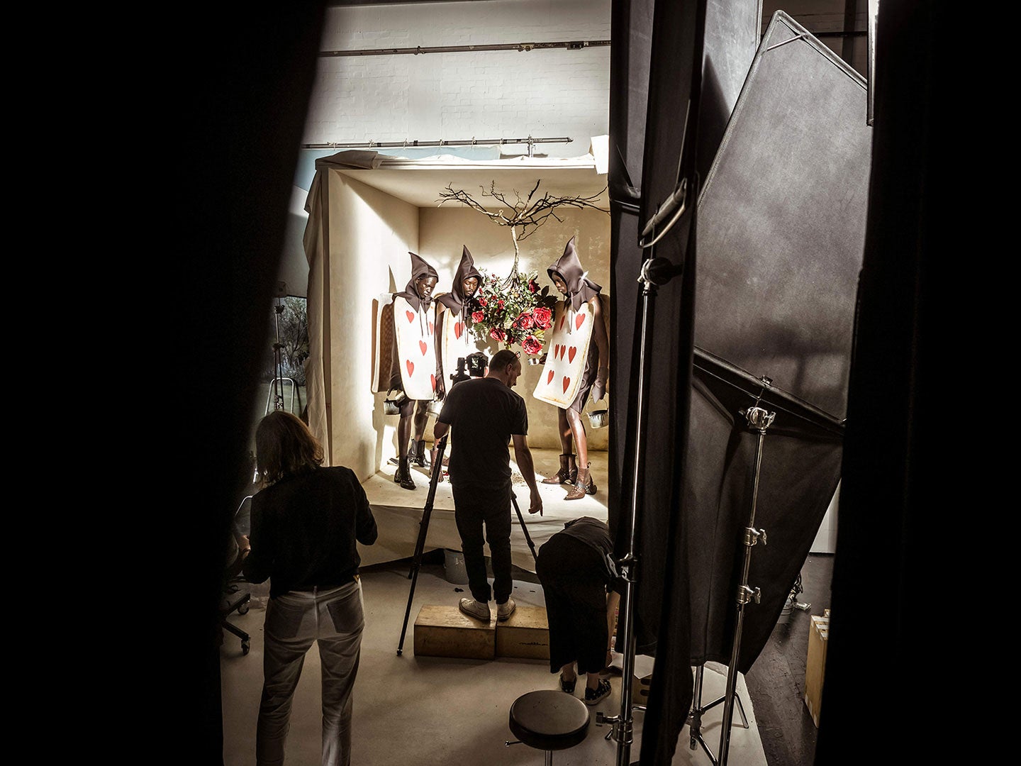 Making off de un grupo de tres cartas de corazones, aquellas que perseguían a Alicia por todo el reino.