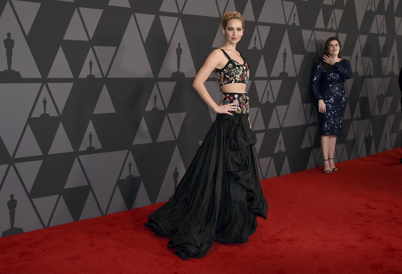 ¡Sin miedo al frío! Atrévete a lucir cuerpazo con un dos piezas con 'crop top' joya y falda con volumen como el Alexander McQueen de Jennifer Lawrence.