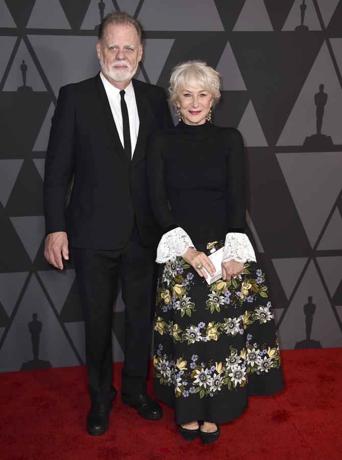 La elegancia madura de Helen Mirren nos deja un look tan espectacular e inspirador como este.