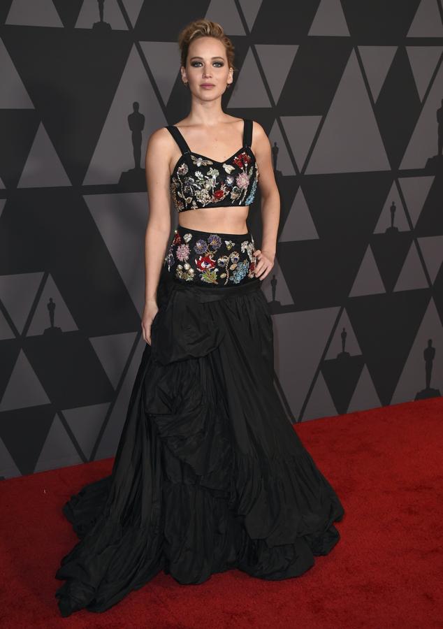 Atrévete a lucir cuerpazo con un dos piezas con 'crop top' joya y falda con volumen como el Alexander McQueen de Jennifer Lawrence.
