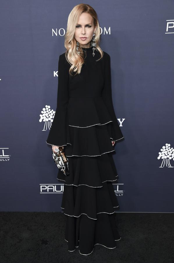 El negro siempre es la apuesta segura, y si puedes encontrar un vestido con volantes y ribete en contraste como este de la propia firma de Rachel Zoe, ¡serás la más elegante de la fiesta!