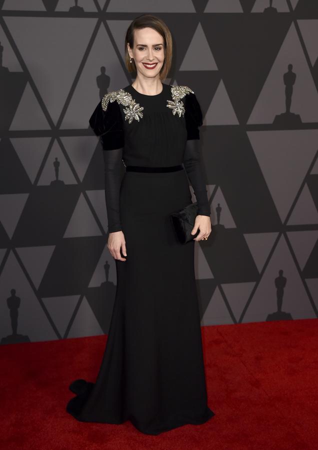 La elegancia se pinta de negro y brilla con detalles joya, apunta esta lección de estilo que nos da Sarah Paulson con este impresionante Miu Miu.