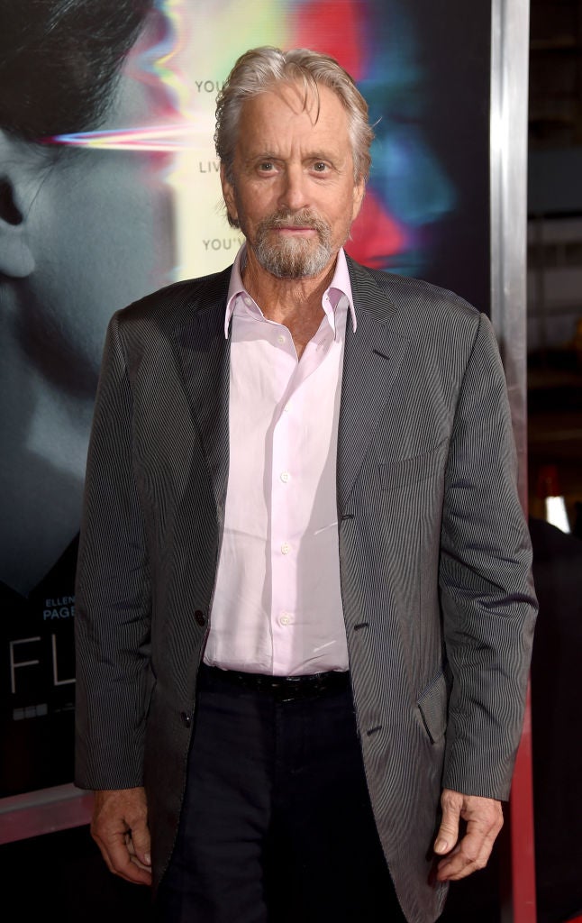 Sabemos que el actor Michael Douglas ingresó en una clínica de Arizona para intentar rehabilitarse tras la infidelidad de éste a su ex mujer Diandra Luker... ¡con una amiga suya!