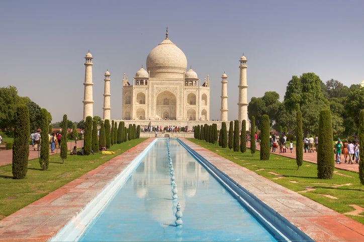 Cuenta la historia que fue construído por el Shah Jahan mientras lamentaba la muerte de su esposa, Mumtaz Mahal.