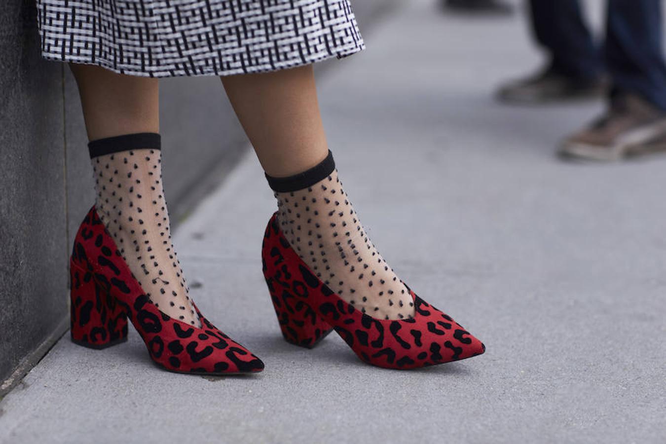 Y cuajndo creíamos que lo habíamos visto todo hay a quien se le ocurre llevar los zapatos de estilo retro con calcetines ejecutivos de plumetti.