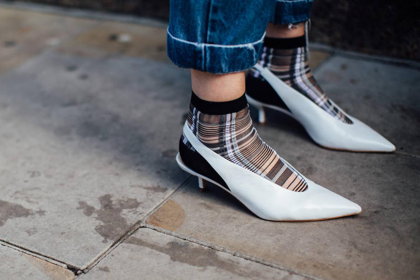 Y ya tiradas a la piscina con los zapatos blancos, para qué andarse con chiquitas: combinarlos con unos calcetines ejecutivos con estampado blanco es de lo más arriesgado.