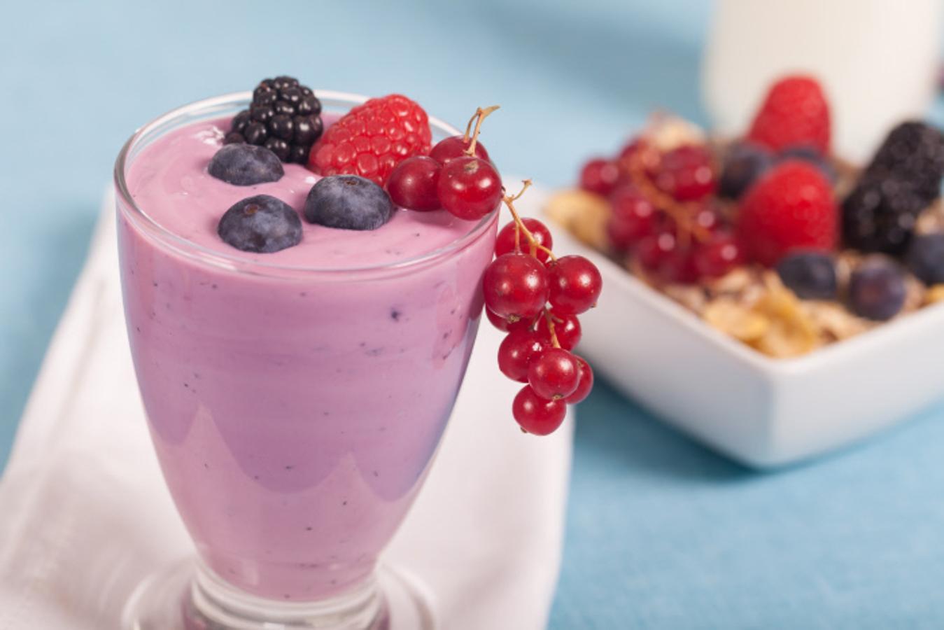 Los frutos rojos y los arándanos son una fuente segura de vitamina C que mejorará la calidad del esperma. Además ofrece la posibilidad de hacer batidos deliciosos como este.